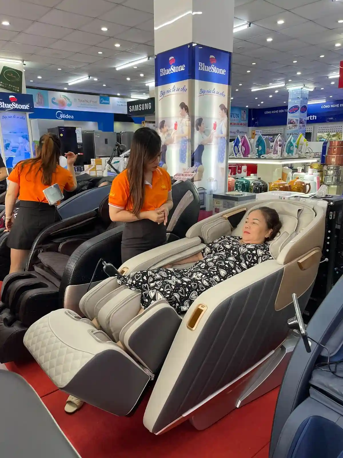 khách hàng tìm hiểu ghế massage cao lãnh