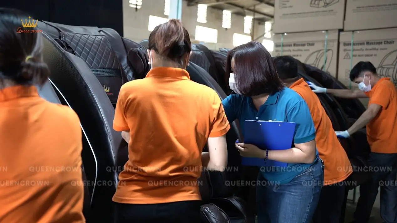 Quy trình sửa chữa ghế massage chuyên nghiệp tại Queen Crown