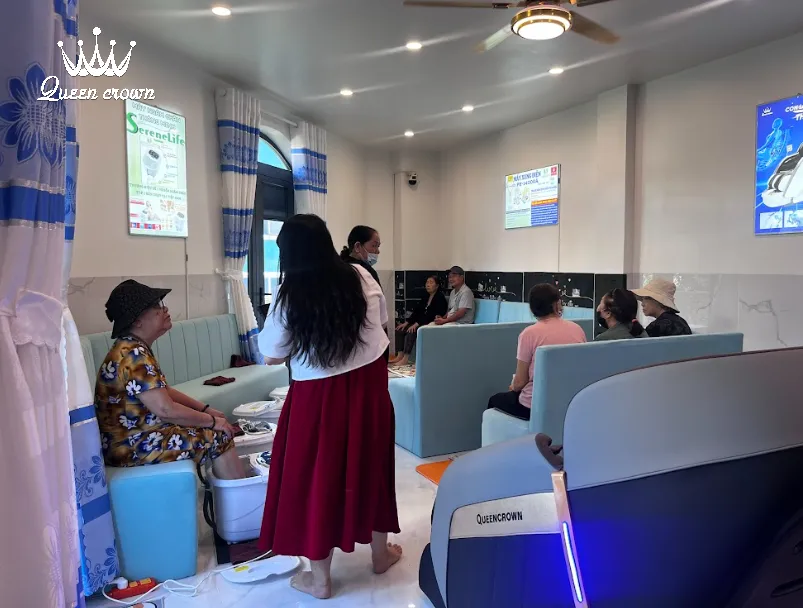khách hàng trải nghiệm thực tế ghế massage huyện nhà bè