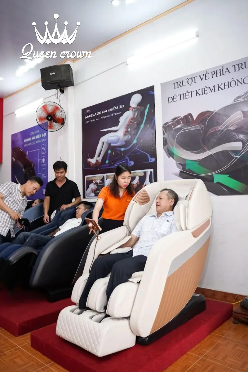 nhân viên hướng dẫn khách hàng trải nghiệm ghế massage quận bình chánh