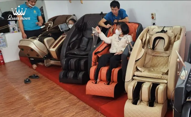 khách hàng trải nghiệm ghế massage trảng bom