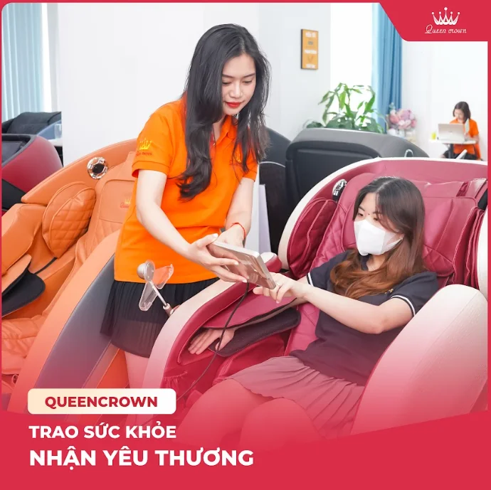 nhân viên queen crown hướng dẫn khách hàng sử dụng ghế massage