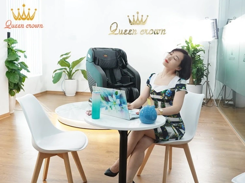 Nhân viên văn phòng thường bị đau nhức nên sử dụng ghế massage trị liệu