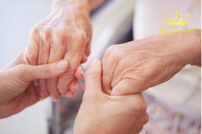 những cách xoa bóp chân tay cho người già
