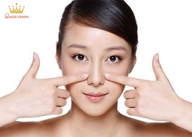 Đặt hai ngón tay trỏ lên cánh mũi và tiến hành massage để thon gọn mũi