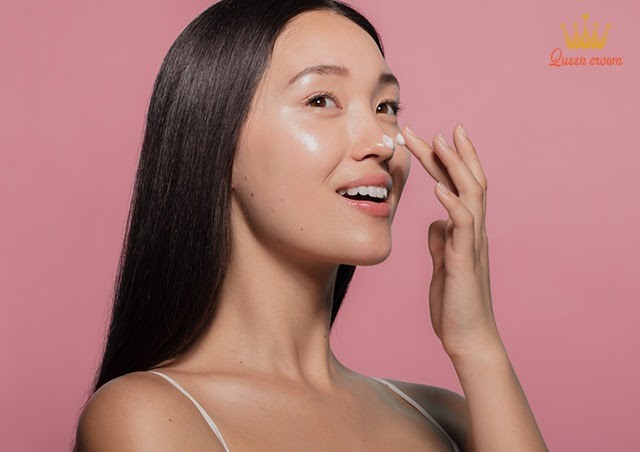 Cần bôi kem dưỡng hoặc dầu oliu vùng mũi trước khi tiến hành massage