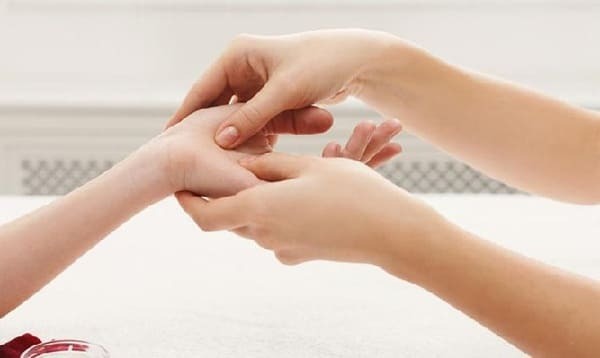cách bấm huyệt chữa đau chân