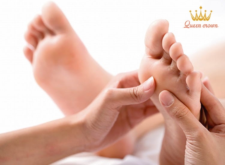 Dùng tay xoa bóp huyệt dũng tuyền trị ho