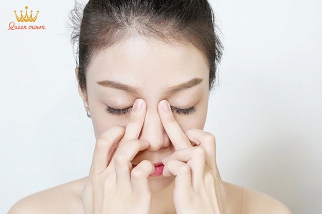 Đặt hai ngón tay giữa lên sống mũi và vuốt nhẹ nhàng