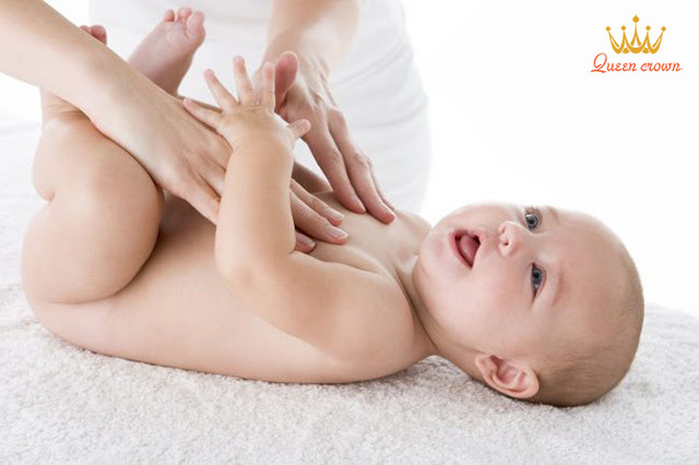 Vuốt nhẹ từ giữa vai xuống tới ngực bé