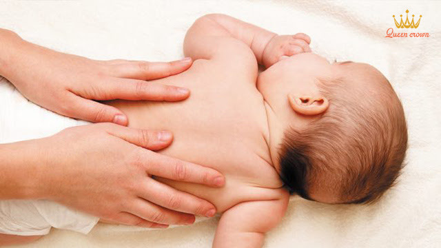 Tiến hành massage từ phần lưng xuống tới hông cho bé
