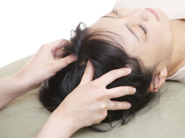 cách mát xa đầu dễ ngủ