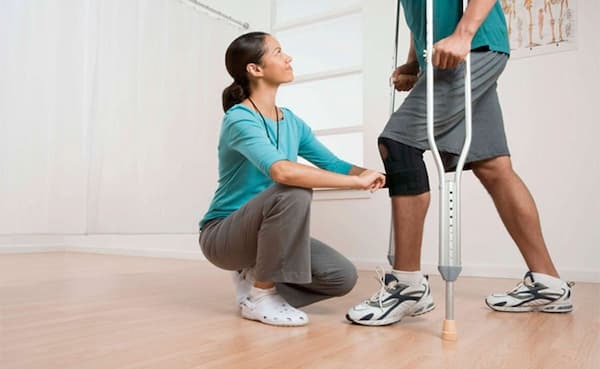 cách tập đi sau khi tháo bột