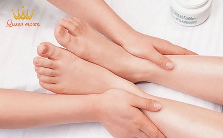 Tiến hành xoa bóp vùng cổ chân cho bệnh nhân