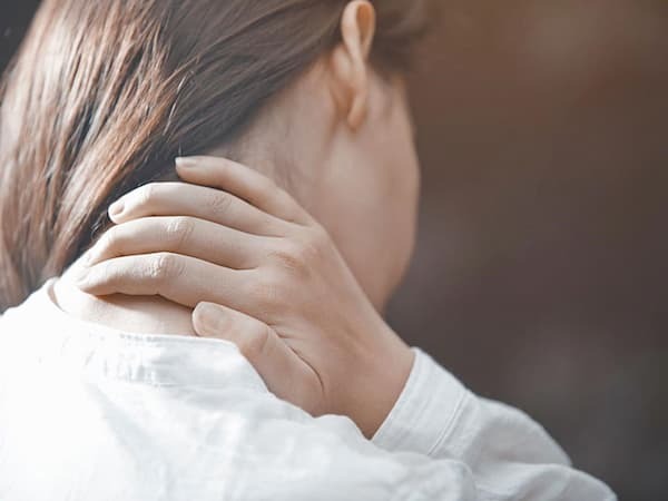 cách xoa bóp chữa đau vai gáy