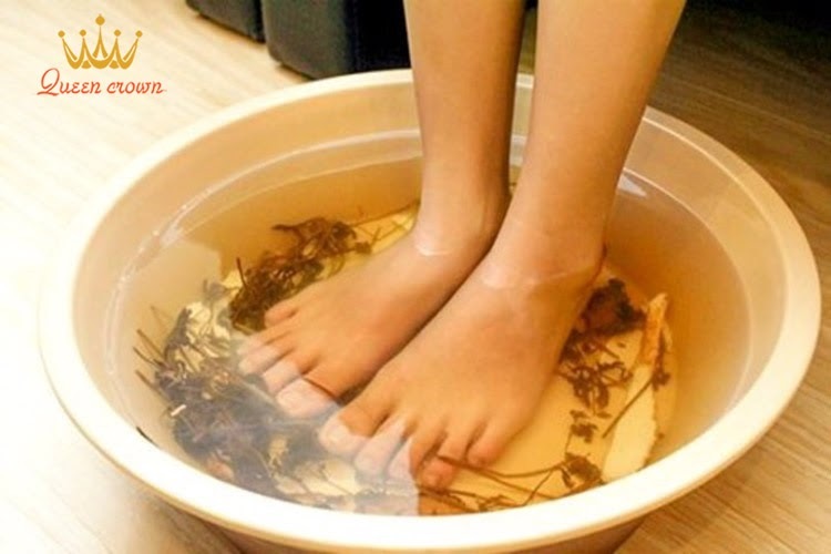Cần ngâm chân trước khi bấm huyệt bàn chân