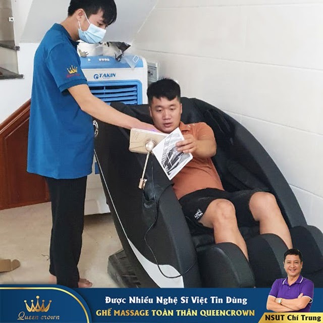 Anh Tân đang được kỹ thuật viên Queen Crown hướng dẫn sử dụng