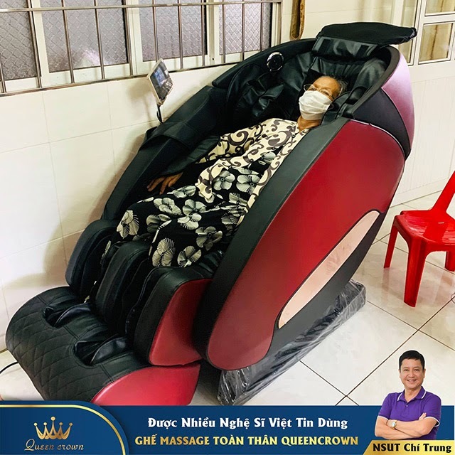 Bác Hòa rất thích sử dụng ghế mát xa mỗi ngày