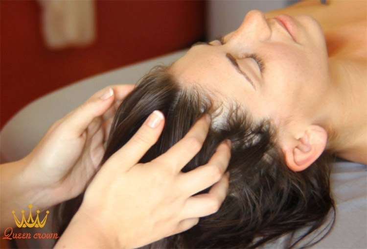 Chải đầu bằng tay giúp xoa bóp, thư giãn nhẹ nhàng