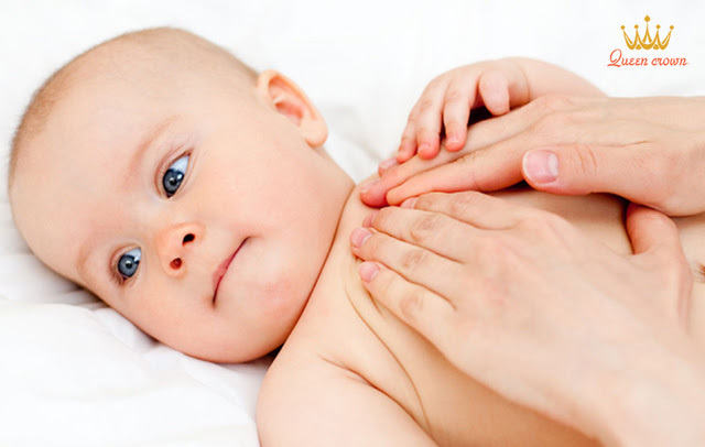 Mát xa giúp bé nâng cao nhận thức về cơ thể mình