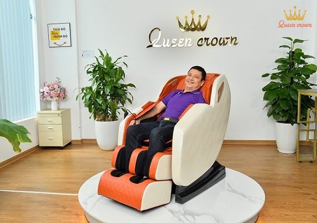 Massage lưng bằng ghế massage
