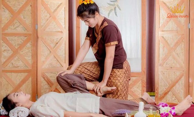 Chân được tiến hành massage đầu tiên