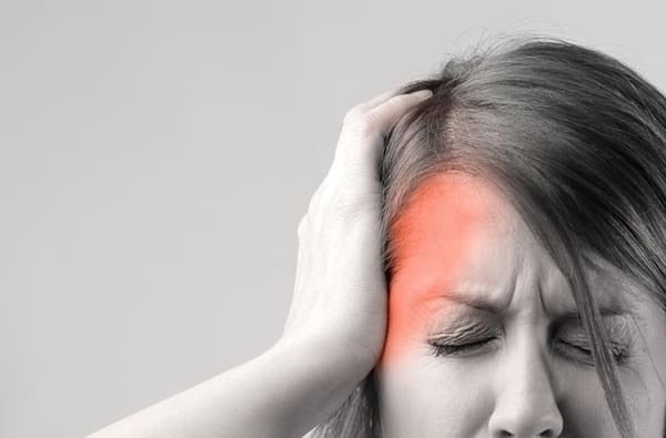 bị ê đầu bên trái