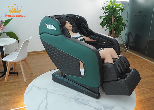 Mặc quần áo thoải mái khi dùng ghế massage