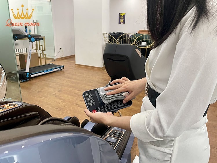 Vệ sinh bảng điều khiển bằng một chiếc khăn khô