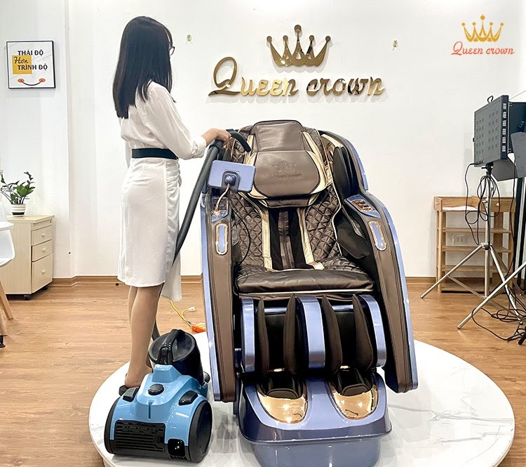 Dùng máy hút bụi để vệ sinh ghế massage sơ bộ