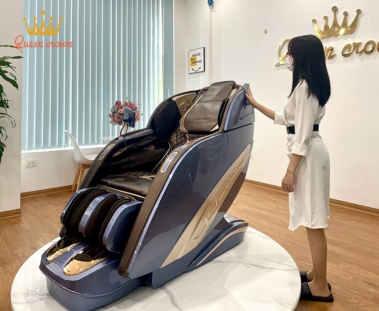 Dùng khăn ẩm lau vỏ nhựa ghế massage