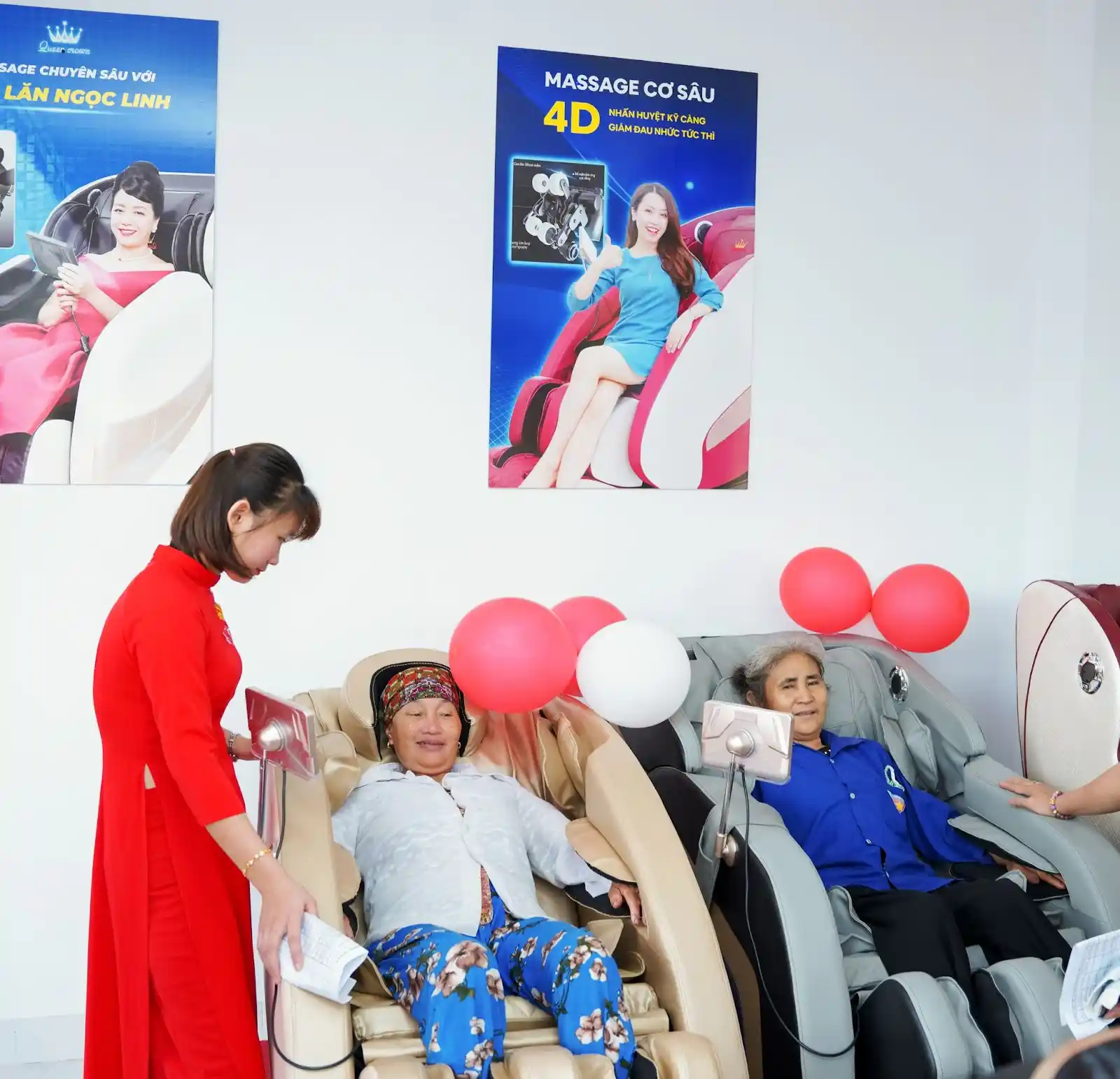 khách hàng trải nghiệm thư giãn ghế massage quận phú nhuận