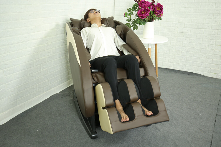 dieu-tri-te-liet-bang-ghe-massage
