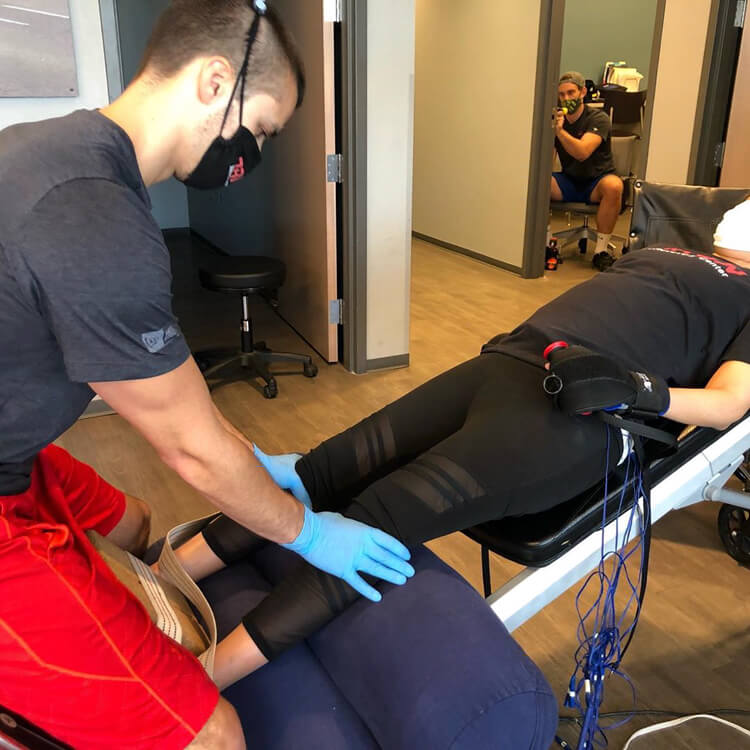 Việc massage được chứng minh có tác dụng rất lớn đối với những bệnh nhân liệt