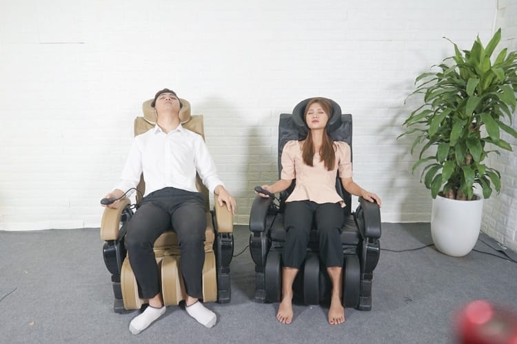 Trang bị con lăn massage tại chỗ ở phần lưng, gáy ghế massage Queen Crown QC T1 được&nbsp;
