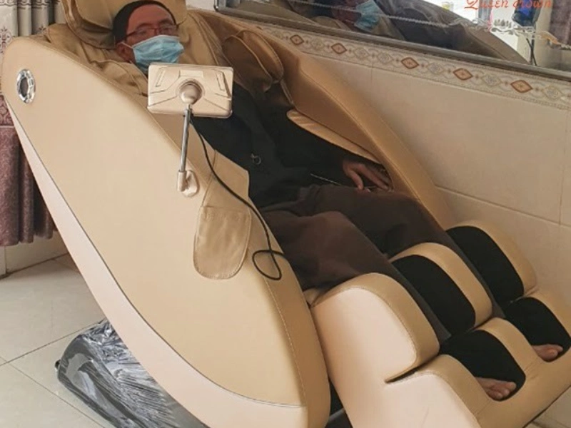 Chú Bình rất yêu thích ghế massage Queen Crown QC 5S vừa mua