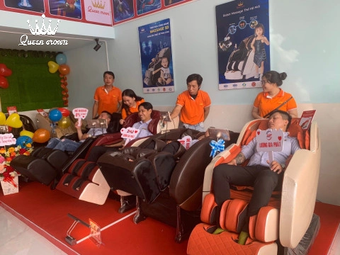 nghệ sỹ chí trung trải nghiệm ghế massage 