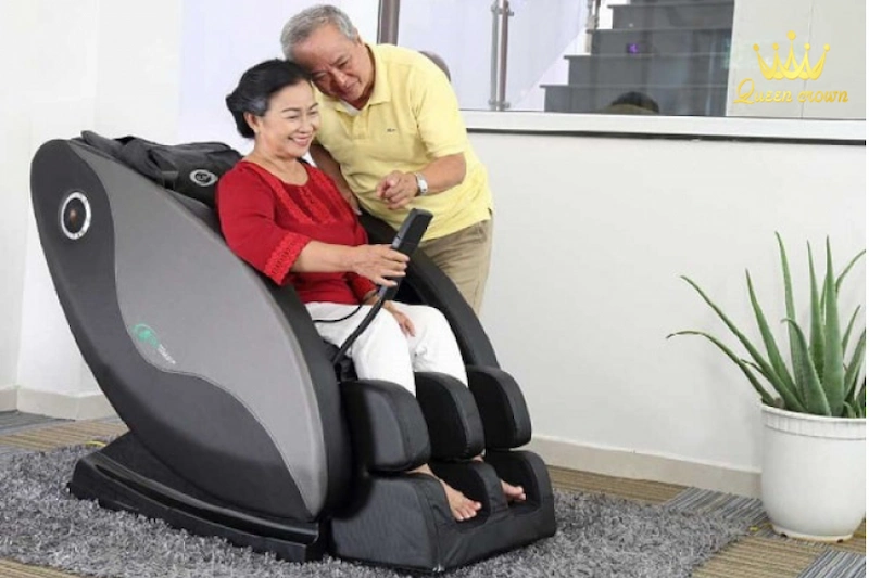 nên mua loại máy massage cầm tay cho người già nào