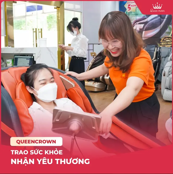 nhân viên hướng dẫn khách hàng trải nghiệm ghế massage cần giờ