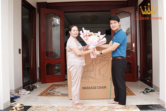 Cô Chú Hòa Lan “Tậu” Ghế Massage Fantasy X6 Để Vui Khỏe Tuổi Già