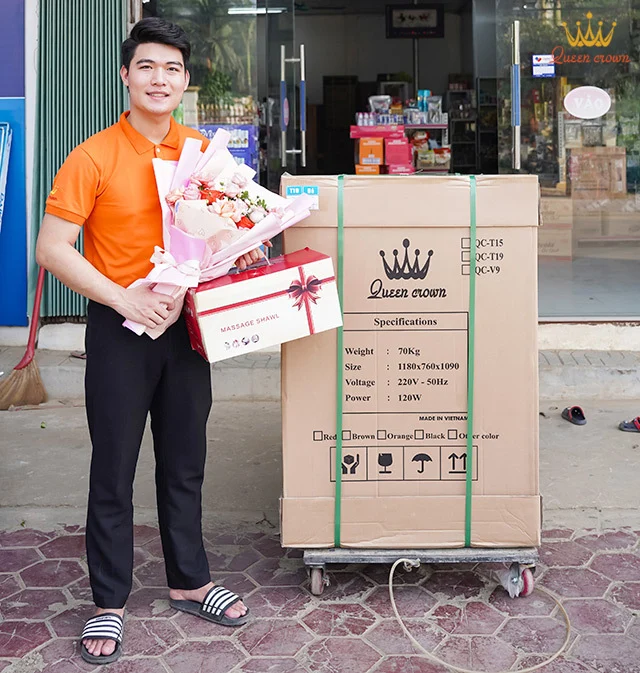 Chuyên viên Queen Crown giao ghế đến nhà cô Quyên