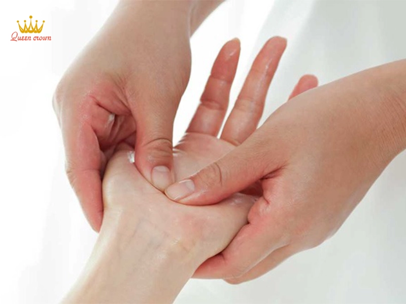 Lưu ý khi massage tay theo y học cổ truyền