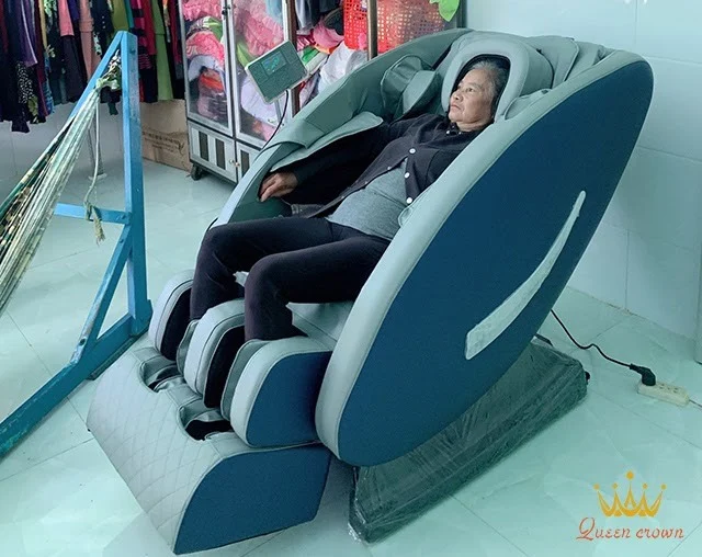 khách hàng trải nghiệm thực tế ghế massage đồng nai tại queen crown