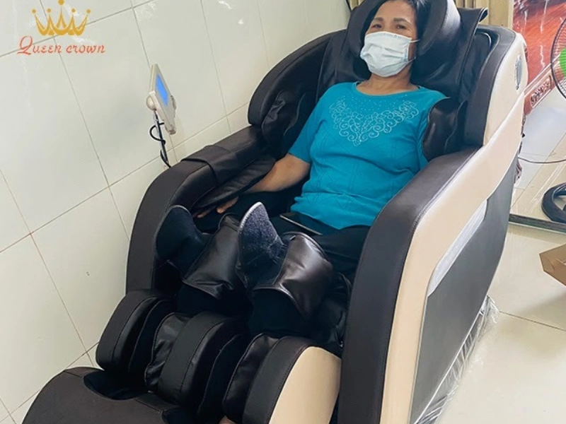 Cô Vân trải nghiệm ghế massage Queen Crown Dr Tokyo 8