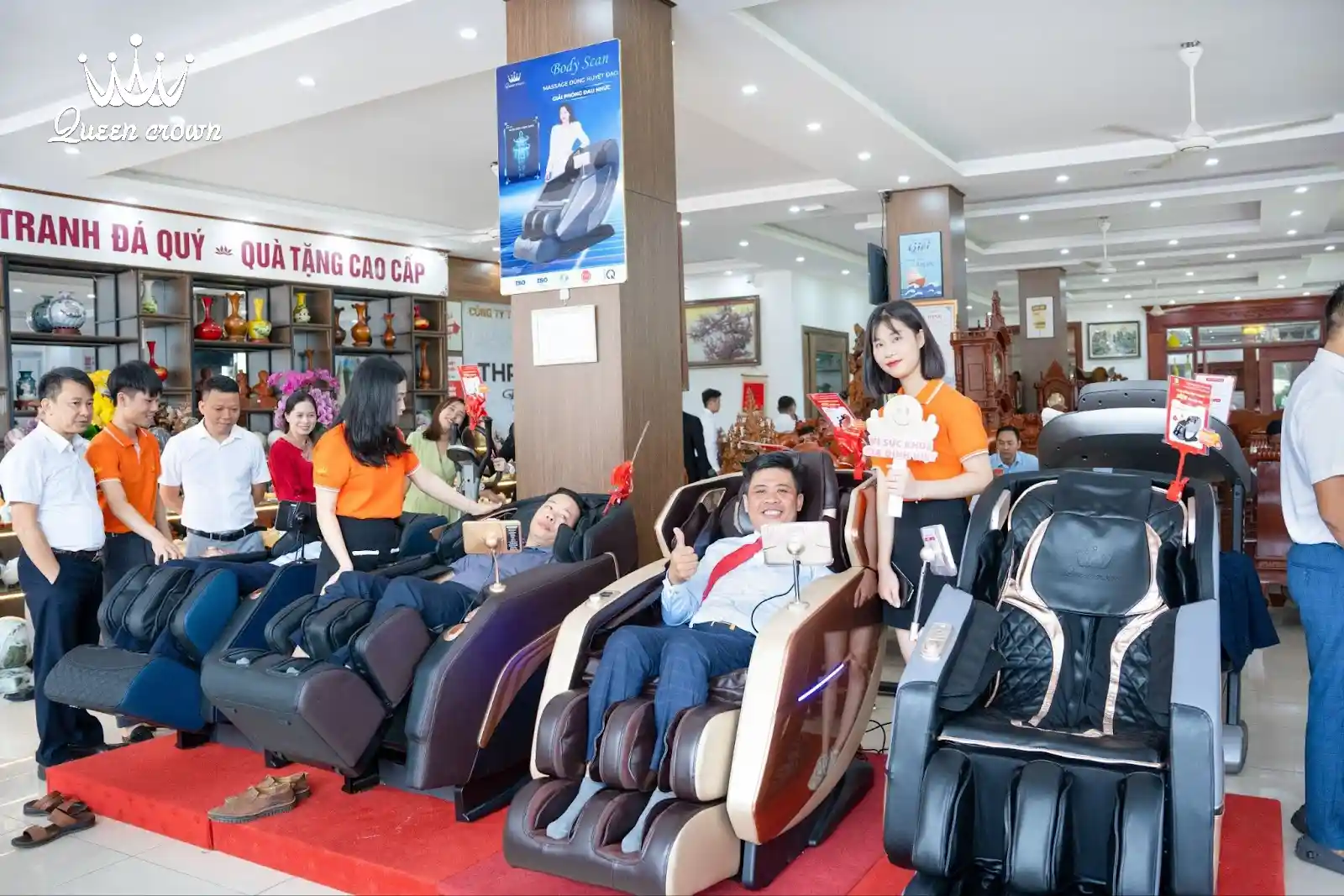 nhân viên hỗ trợ và tư vấn gúp khách hàng lựa chọn ghế massage tại huyện nhà bè