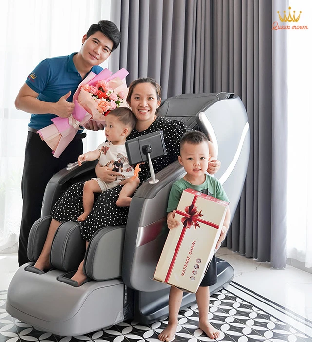 Vợ anh Hải khi nhận ghế massage cũng rất hào hứng và ưng ý