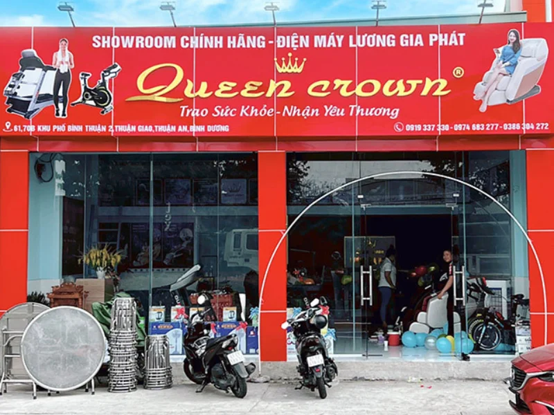 Khách hàng có thể trải nghiệm các mẫu ghế massage toàn thân miễn phí tại Queen Crown